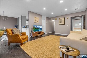 8 Larkin Cir in West Orange, NJ - Building Photo - Building Photo