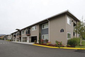 Oakgrove Apartments in Newberg, OR - Building Photo - Building Photo