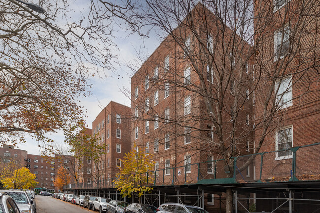 Essex House in Forest Hills, NY - Foto de edificio - Building Photo