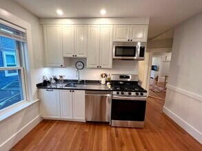 12 Rosemary St, Unit 1 in Boston, MA - Foto de edificio - Building Photo