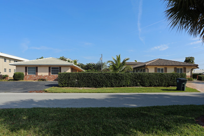 685-699 Glouchester St in Boca Raton, FL - Building Photo - Building Photo