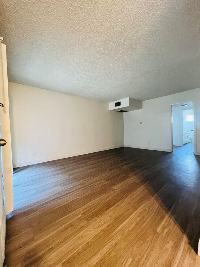 712 S. Fir Ave in Inglewood, CA - Building Photo - Interior Photo