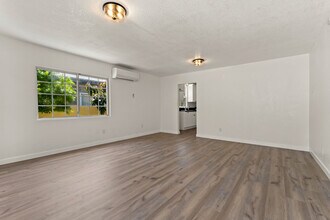 2218 S Redondo Blvd, Unit B in Los Angeles, CA - Building Photo - Building Photo