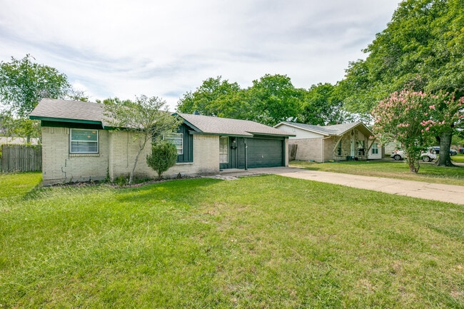 209 Wake Dr in Richardson, TX - Foto de edificio - Building Photo