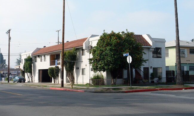 14102 Gilmore St in Van Nuys, CA - Building Photo - Building Photo