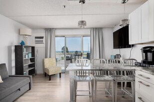 933 Ocean Blvd in Hampton, NH - Building Photo