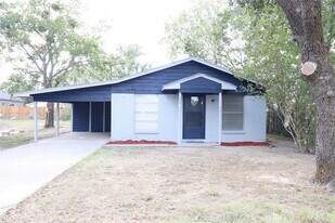 107 Love St in Kaufman, TX - Building Photo