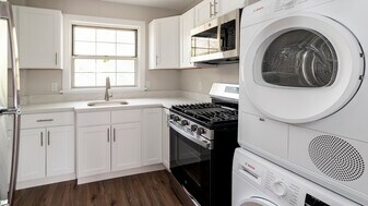 Tudor Court in Elizabeth, NJ - Building Photo