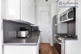 52 Barrow St, Unit FL1-ID2123 in New York, NY - Building Photo - Building Photo