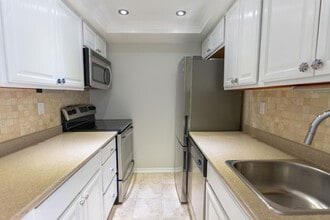 222-222 The Esplanade in Toronto, ON - Building Photo - Building Photo