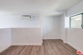 3279 San Marino St in Los Angeles, CA - Foto de edificio - Building Photo