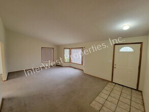 8910 SW 69th Ave in Portland, OR - Building Photo - Building Photo