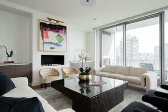 3130 N Harwood St in Dallas, TX - Foto de edificio - Building Photo