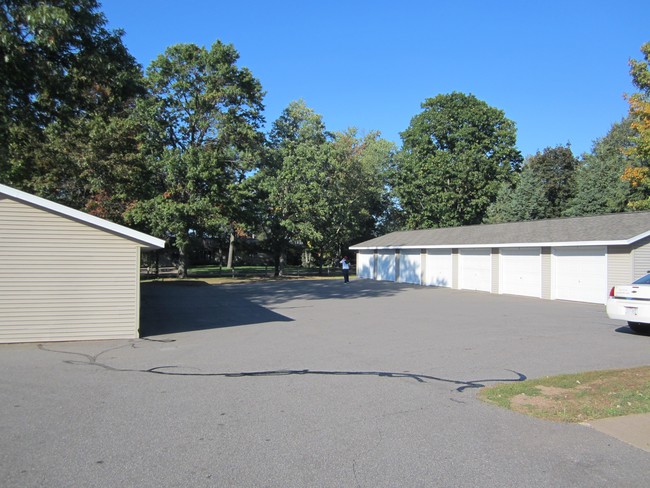 Lakeshore Apartments in Wausau, WI - Building Photo - Building Photo