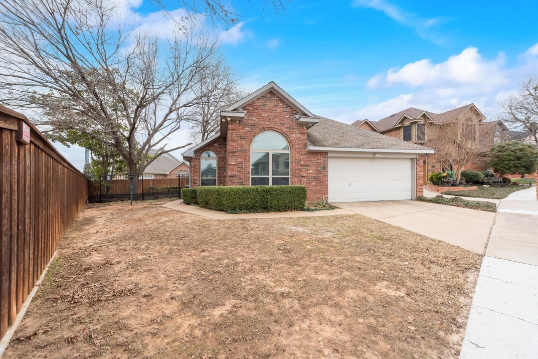 1220 Royal Crescent Dr in Bedford, TX - Building Photo