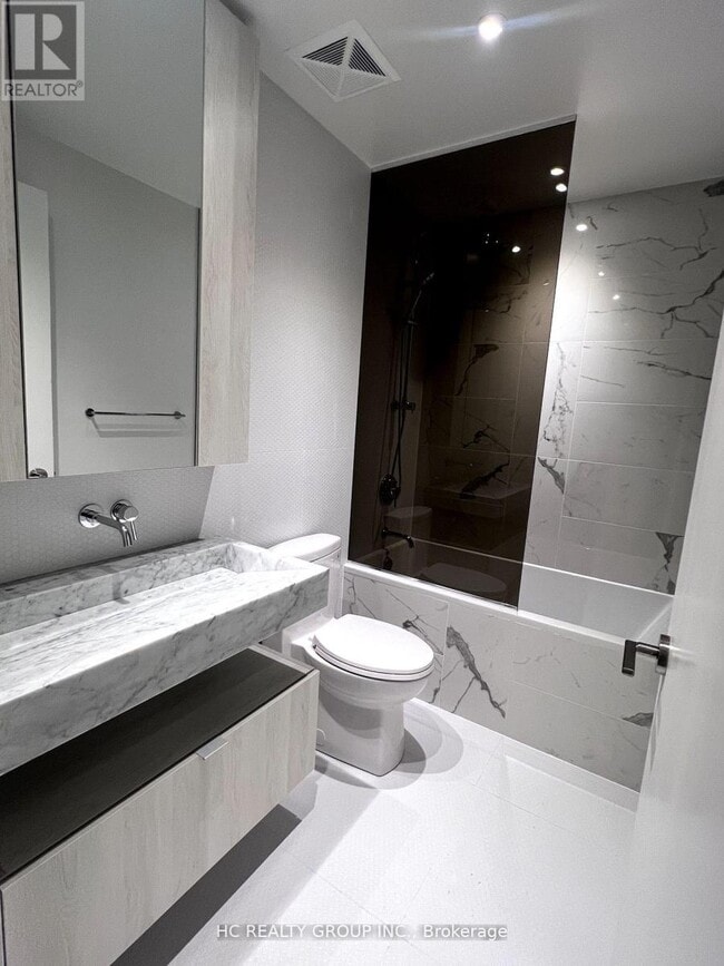 11 Yorkville Ave in Toronto, ON - Building Photo - Building Photo