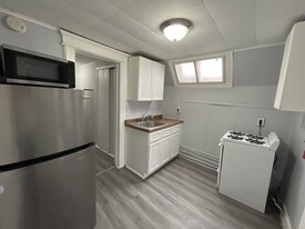 105 Brown Pl, Unit third floor in Jersey City, NJ - Building Photo