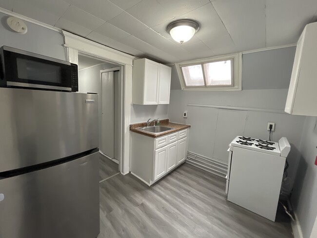 105 Brown Pl, Unit third floor
