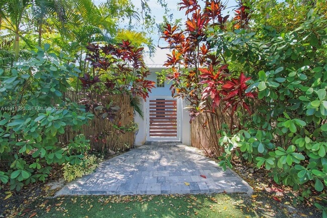 6900 SW 104th St in Pinecrest, FL - Building Photo - Building Photo