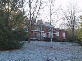 213 Williamsburg Drive in Thiensville, WI - Building Photo