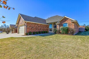 917 N Barn Hill Way in Mustang, OK - Building Photo