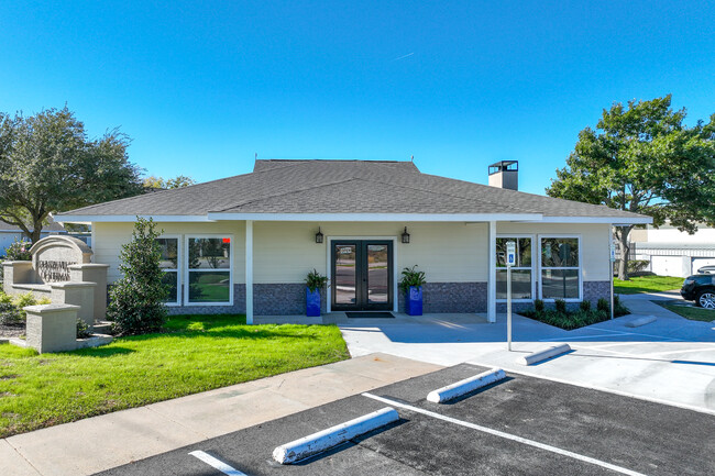 Country Village Apartments in Sherman, TX - Foto de edificio - Building Photo