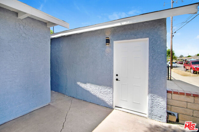 648 Hollister St in San Fernando, CA - Building Photo - Building Photo