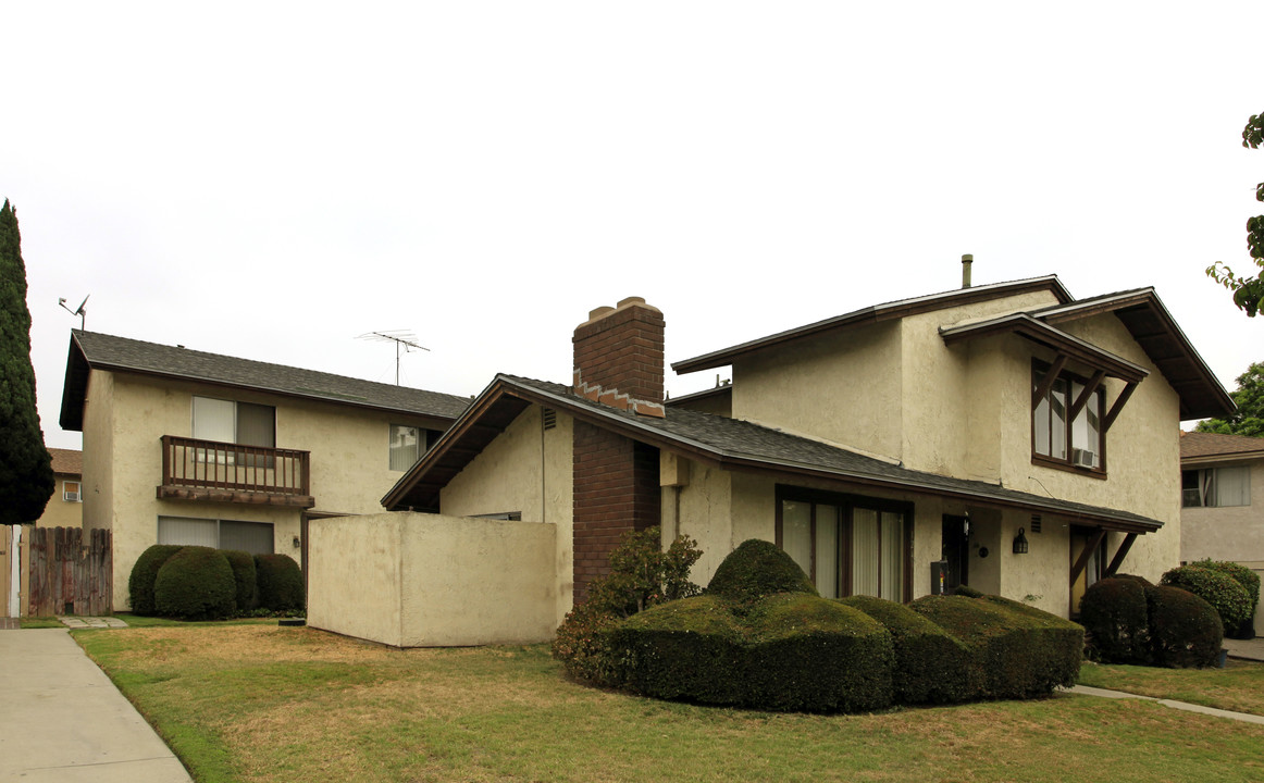 1241 S Sunburst Way in Anaheim, CA - Foto de edificio