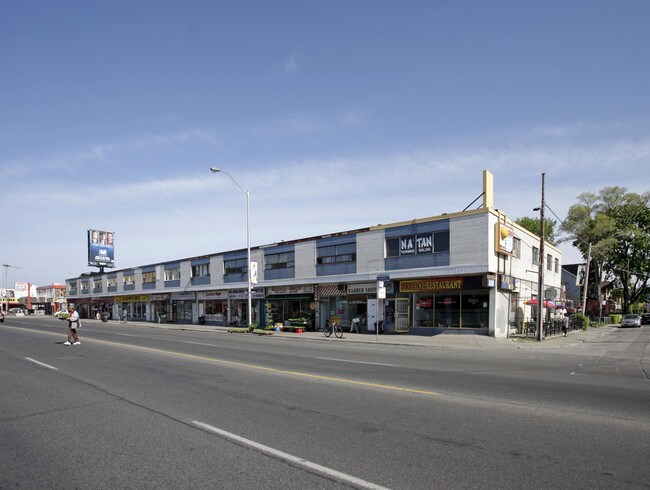 2879-2901 Danforth Ave in Toronto, ON - Building Photo - Building Photo