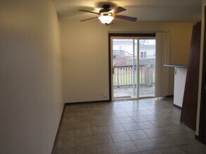 930 Pius Ln, Unit 932 in Bettendorf, IA - Foto de edificio - Building Photo