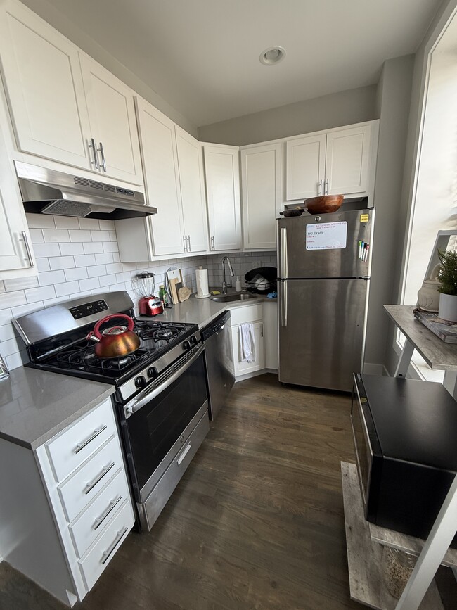 2354 N Elston Ave, Unit 3F in Chicago, IL - Foto de edificio - Building Photo