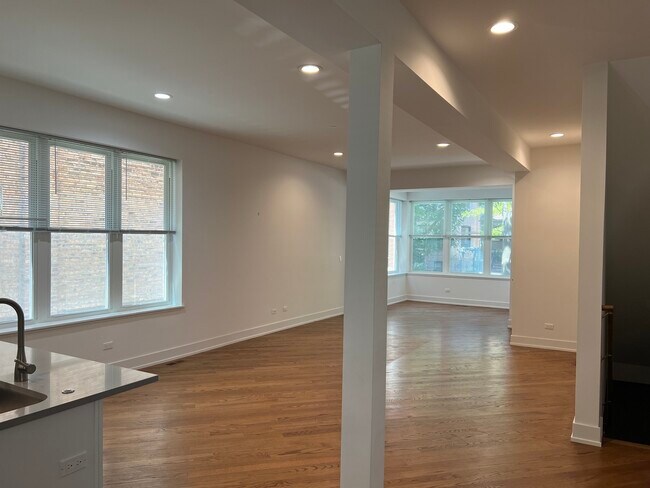 2205 W Iowa St in Chicago, IL - Building Photo - Building Photo