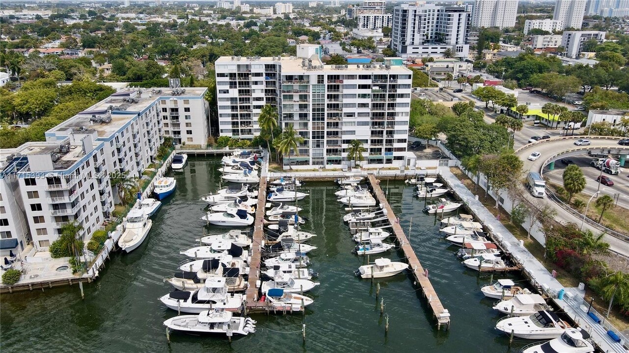 1700 NW N River Dr in Miami, FL - Foto de edificio
