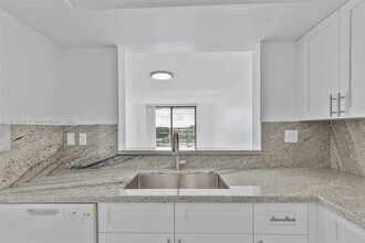9682 Fontainebleau Blvd in Miami, FL - Building Photo - Building Photo