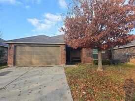 124 Bridlewood St in Azle, TX - Building Photo