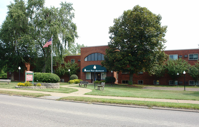 Central Park Apartments in Niles, OH - Building Photo - Building Photo