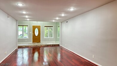 9 Tower Rd in Livingston, NJ - Building Photo - Building Photo