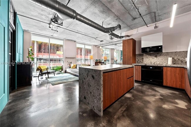 444 NE 30th St, Unit 602 in Miami, FL - Foto de edificio - Building Photo