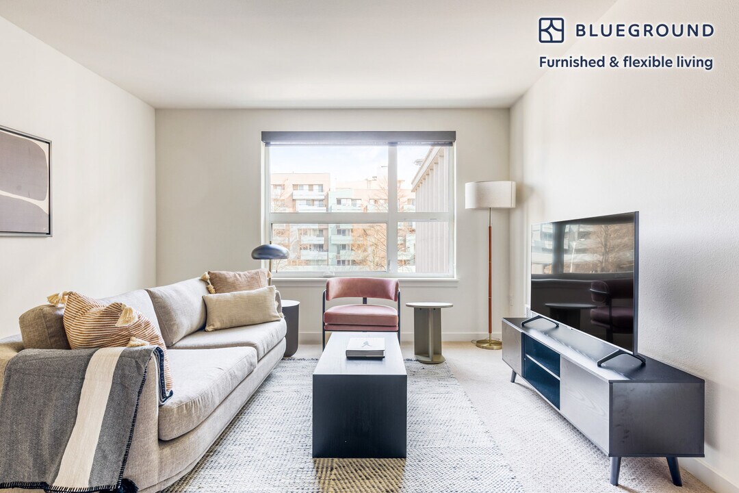 330 3rd Ave W-Unit -FL6-ID332 in Seattle, WA - Building Photo