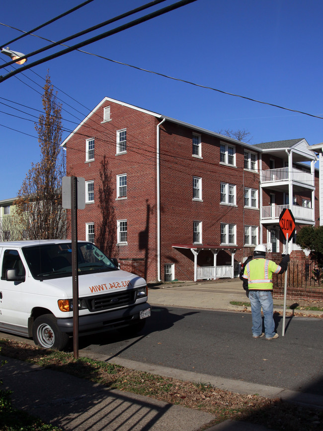 208 E Windsor Ave in Alexandria, VA - Foto de edificio - Building Photo