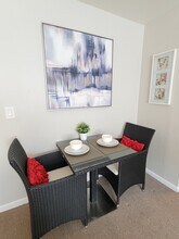 401 W Webster Ave, Unit 204 in Chicago, IL - Building Photo - Building Photo