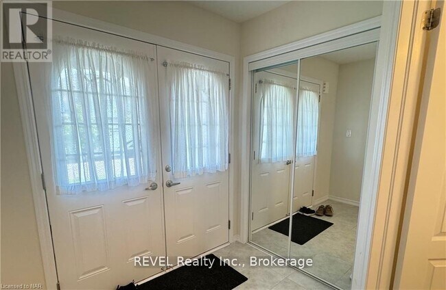 10 Vaughn Dr in Thorold, ON - Building Photo - Building Photo