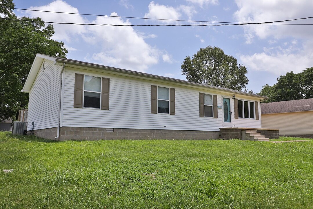 217 East St in Martin, TN - Building Photo