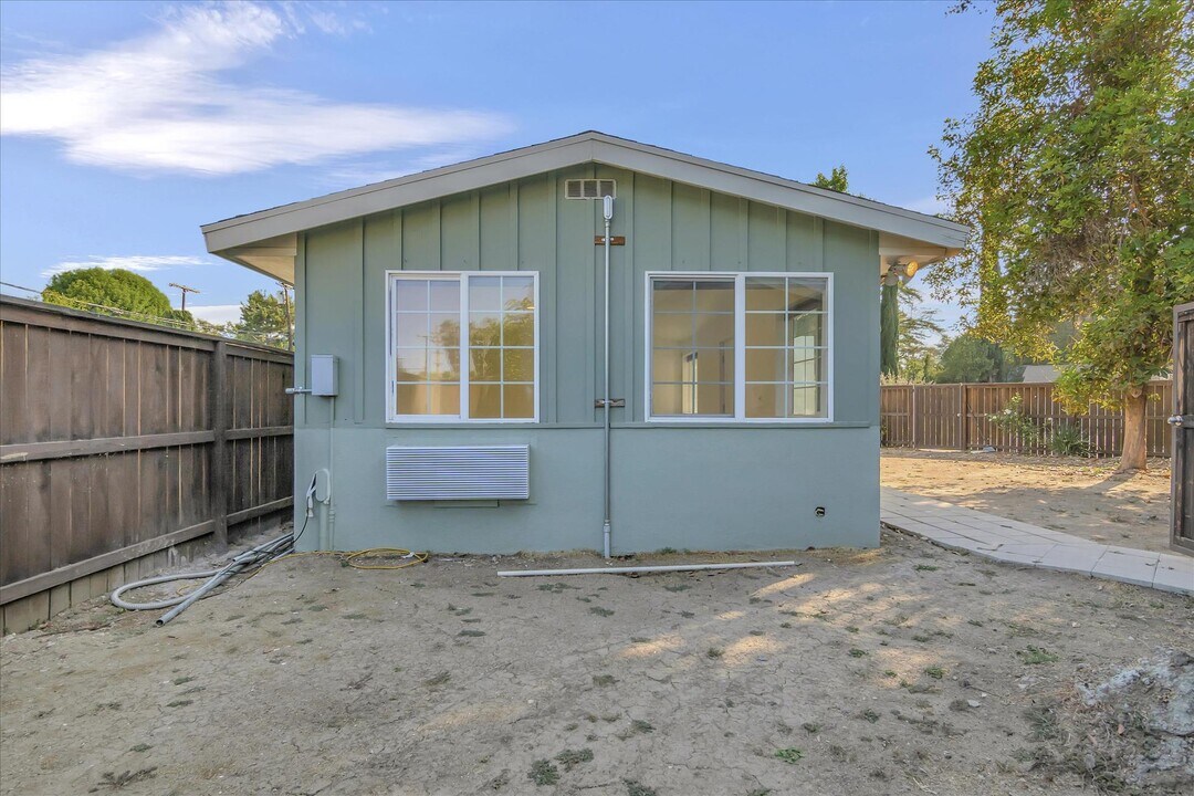6620 Glade Ave in Woodland Hills, CA - Building Photo