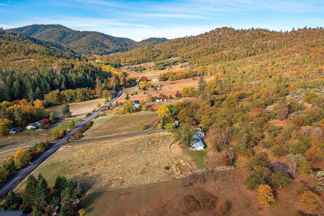 3242 W Griffin Creek Rd in Medford, OR - Foto de edificio