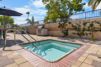 Beachpoint Apartments in Huntington Beach, CA - Foto de edificio - Building Photo