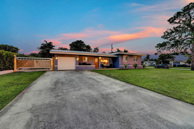 5574 Lake Osborne Dr in Lake Worth, FL - Building Photo - Building Photo