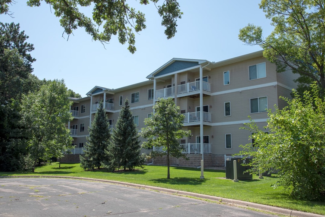 Pine Manor Estates A 55+ Community in Circle Pines, MN - Foto de edificio