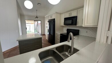 1618 E Sandra Terrace in Phoenix, AZ - Building Photo - Building Photo