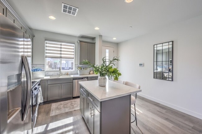 Serenity Townhomes in Las Vegas, NV - Building Photo - Building Photo